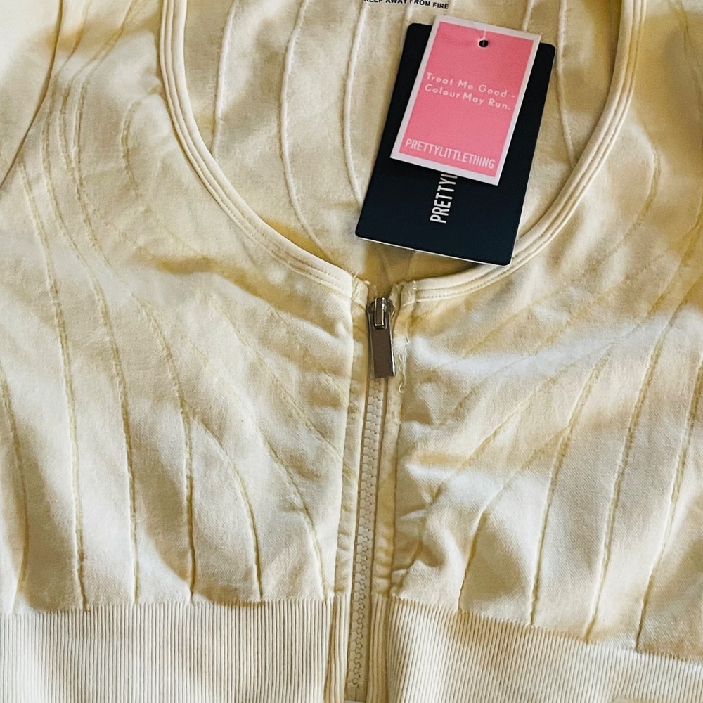 PrettyLittleThing Ribbed Yellow Activewear Set – Size Medium – NWT - Picture 4 of 9